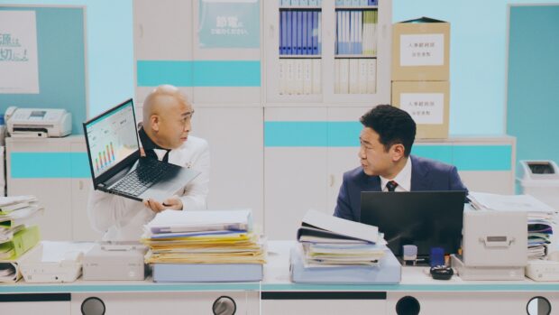 お笑いコンビ「錦鯉」さんが、オフィスで業務をしている新CMの一場面