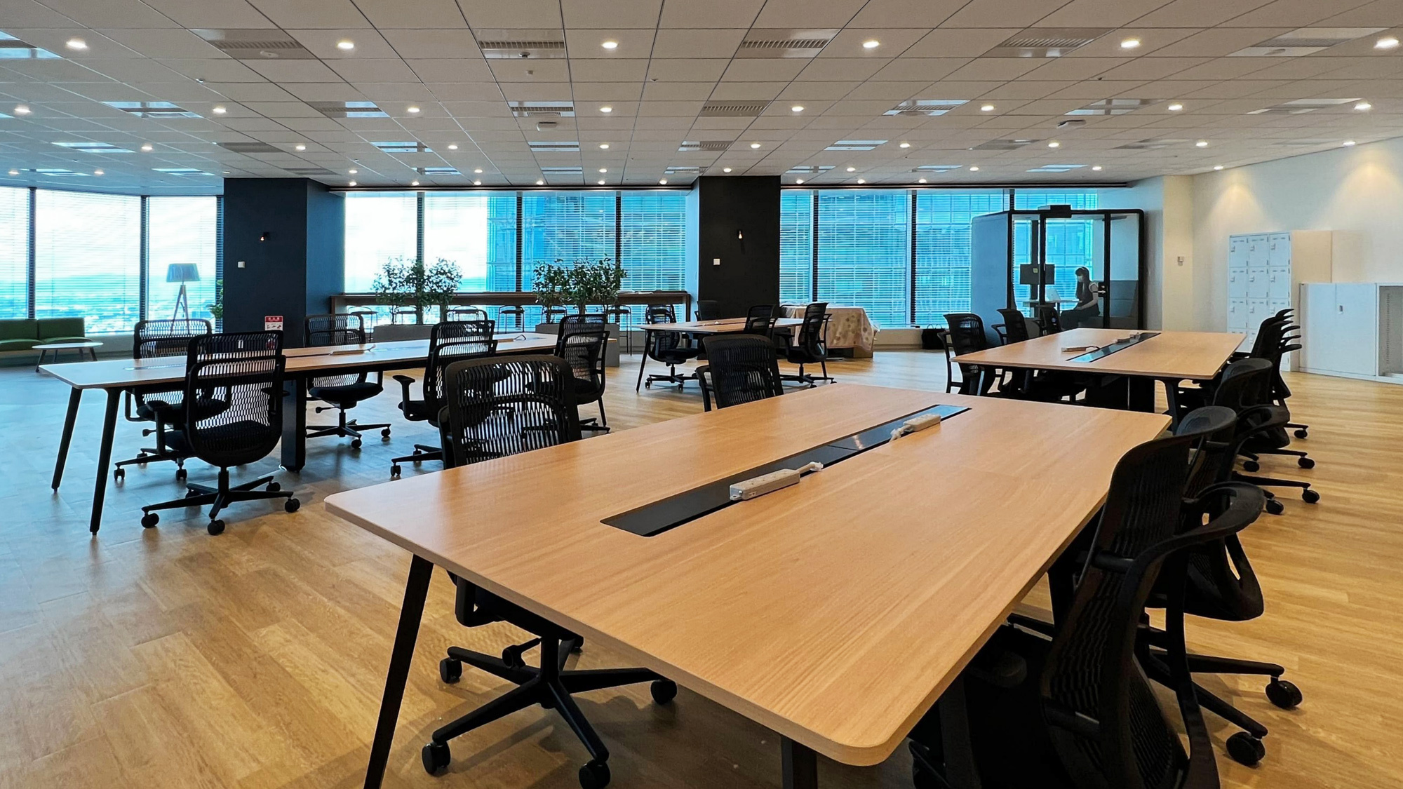 新しいオフィスの内観。テーブル席や個室の作業ブース、カウンター席など、様々なシーンに対応できるレイアウト。